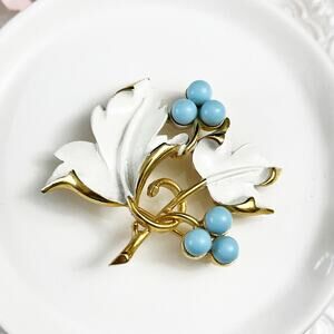 Sarah Coventry Vintage 1967 Placid Beauty Floral Brooch Pin